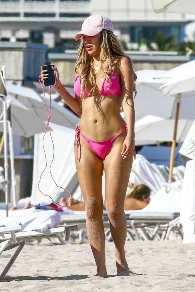 Alexa Dellanos avec un petit bikini rose