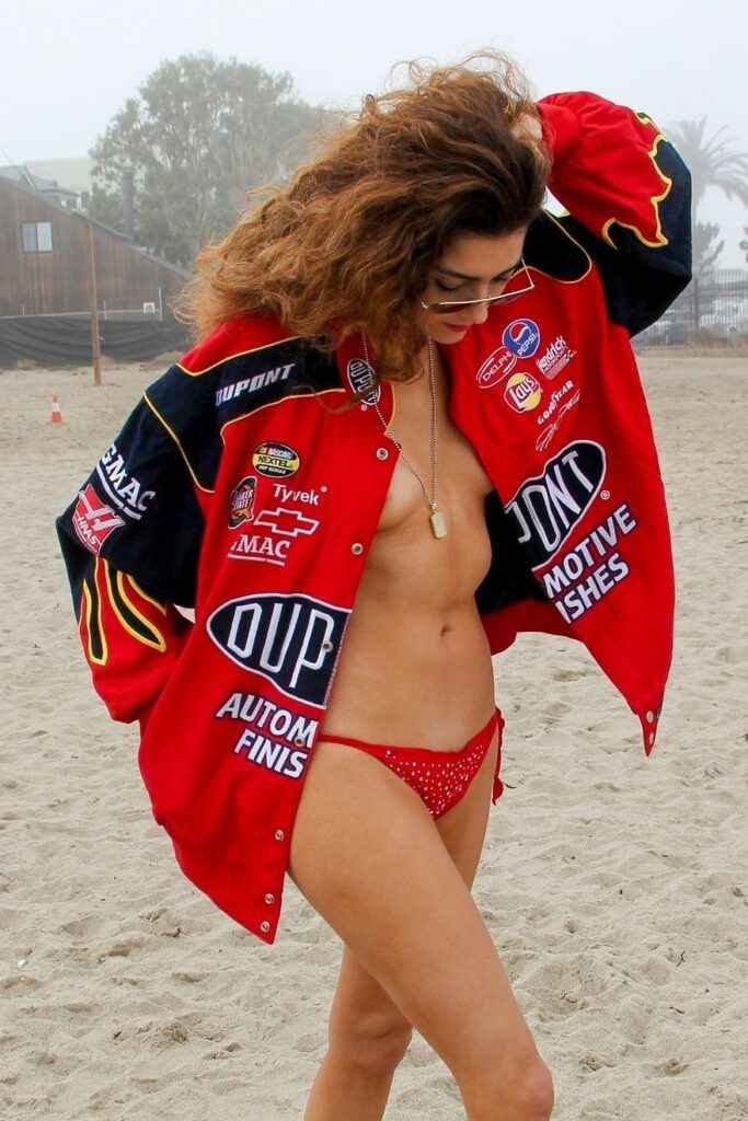 Blanca Blanco en bikini rouge sur la plage !
