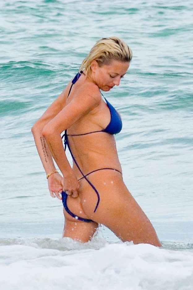 Caroline Vreeland avec un bikini bleu et cul nu !