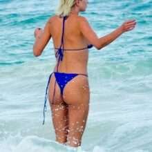Caroline Vreeland avec un bikini bleu et cul nu !