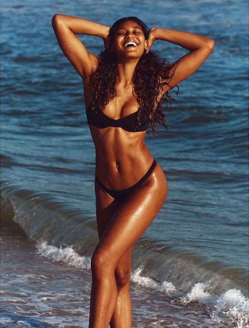 Danielle Herrington en bikini noir sexy