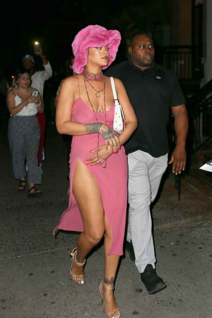 Rihanna dans une robe rose séduisante