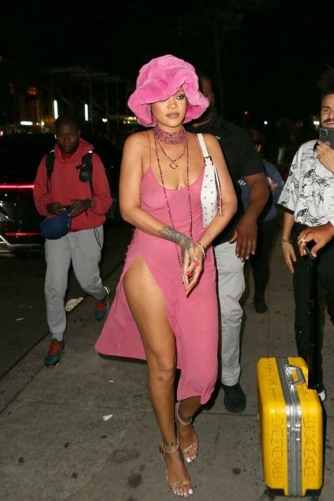 Rihanna dans une robe rose séduisante
