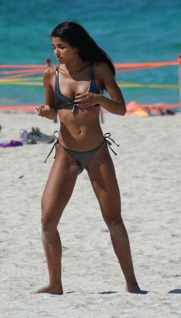 Yovanna Ventura sur la plage