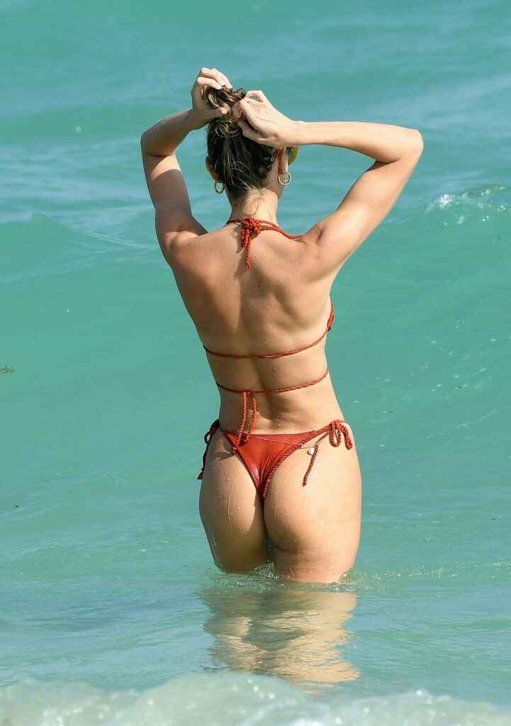 Candice Swanepoel avec un cul sexy en bikini
