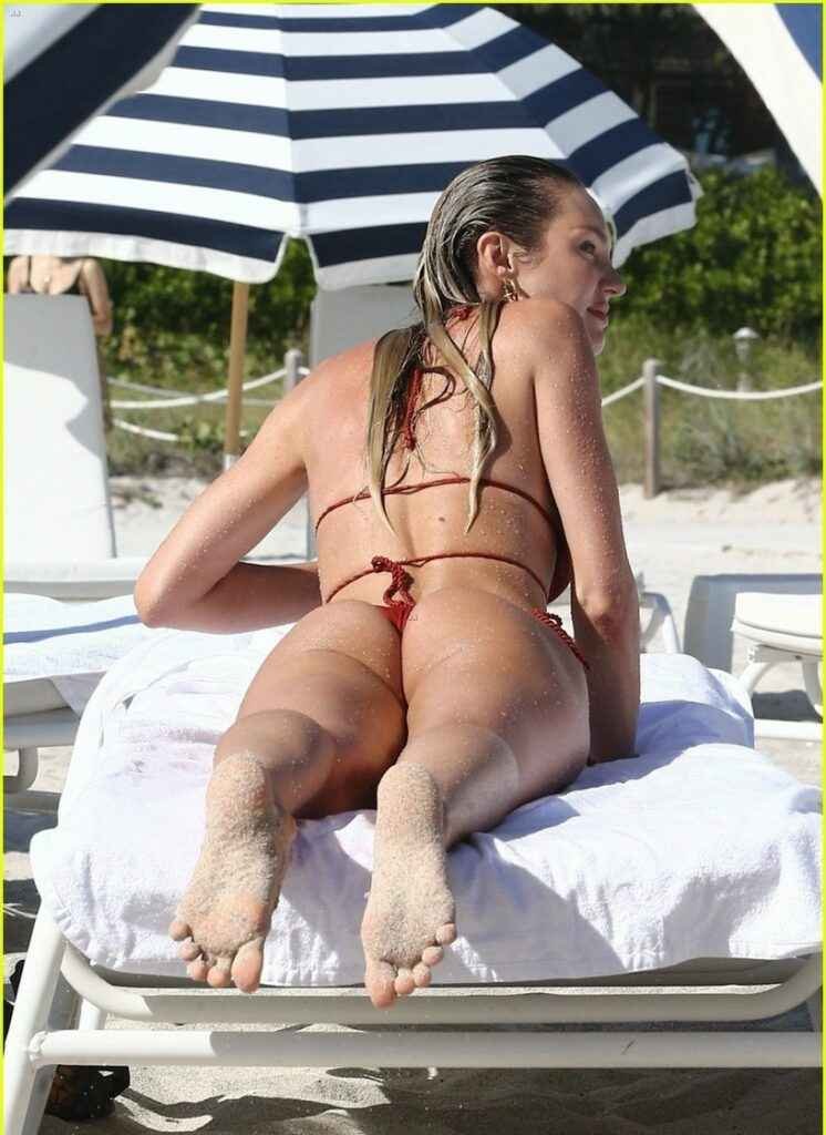 Candice Swanepoel avec un cul sexy en bikini