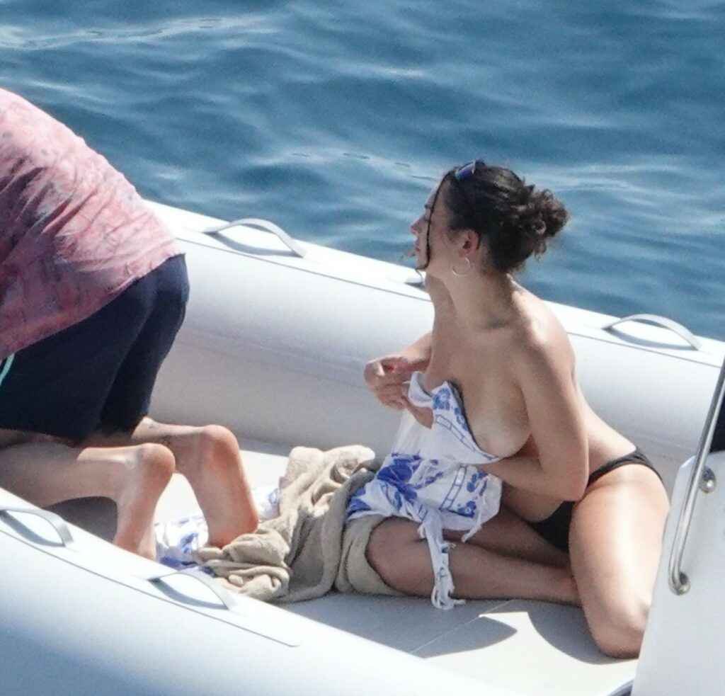 Charli XCX nue sur le bateau