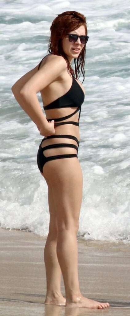 Elena Satine sexy dans un joli bikini !