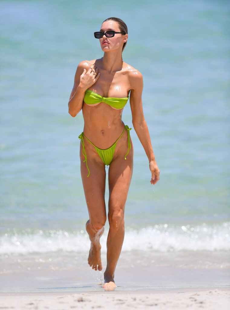 Joy Corrigan sexy en bikini vert !