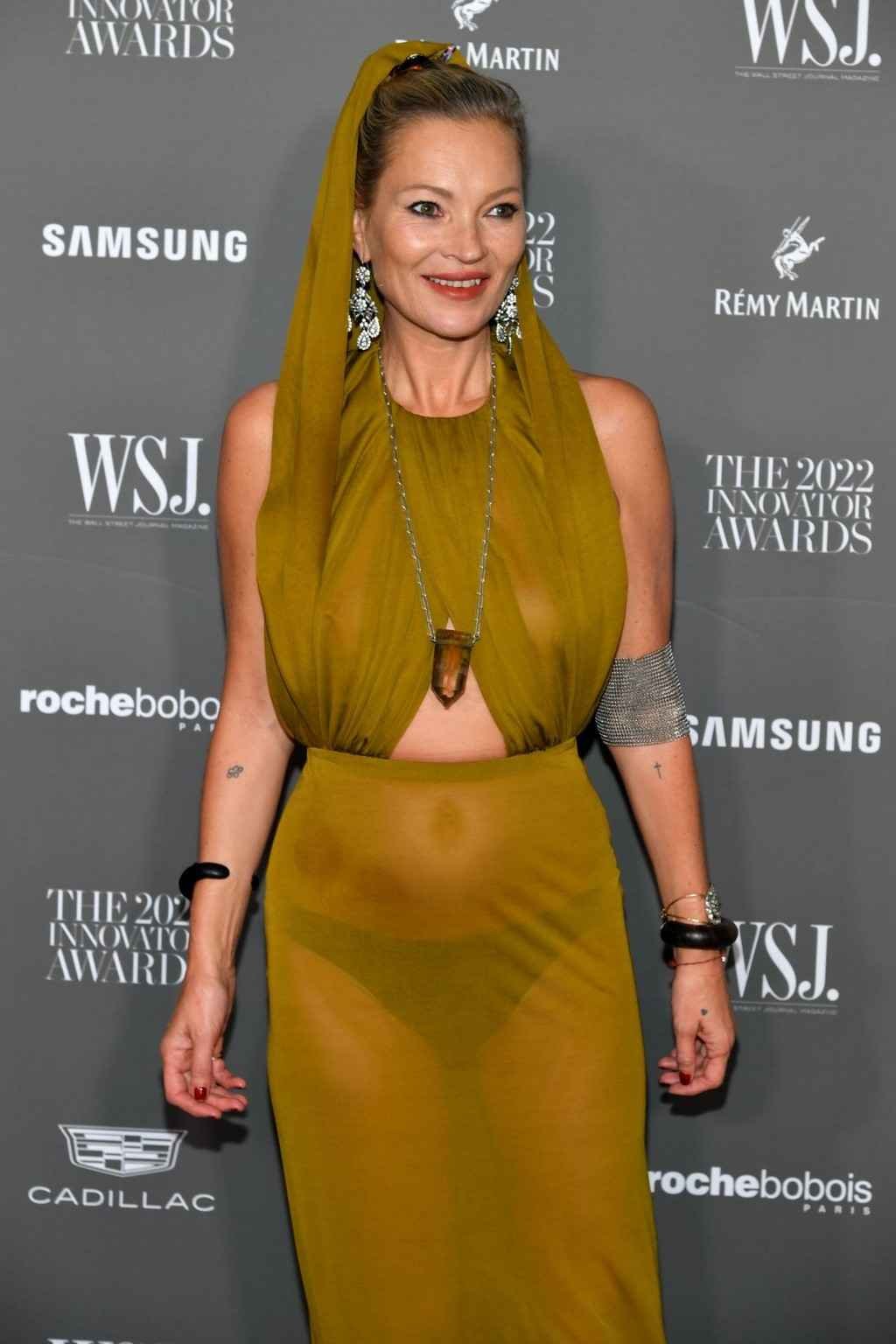Kate Moss dans une tenue transparente