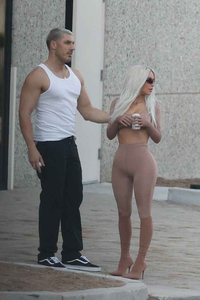 Kim Kardashian en legging serré !