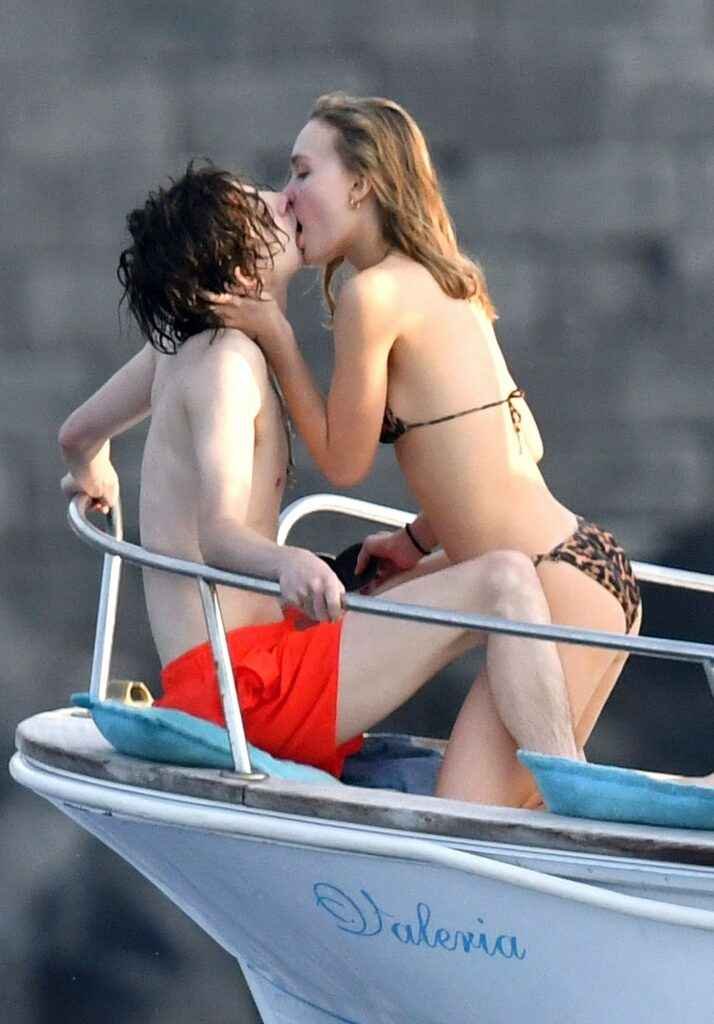 Lily-Rose Depp embrasse son petit ami