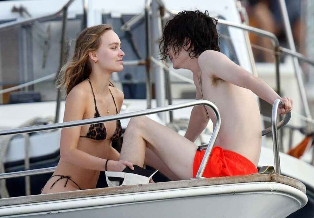 Lily-Rose Depp embrasse son petit ami