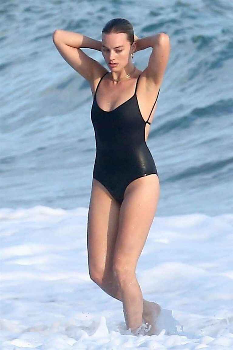 Margot Robbie et son mari sur la plage