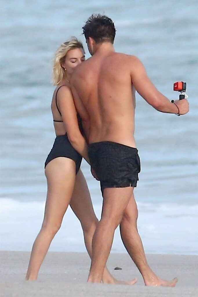 Margot Robbie et son mari sur la plage