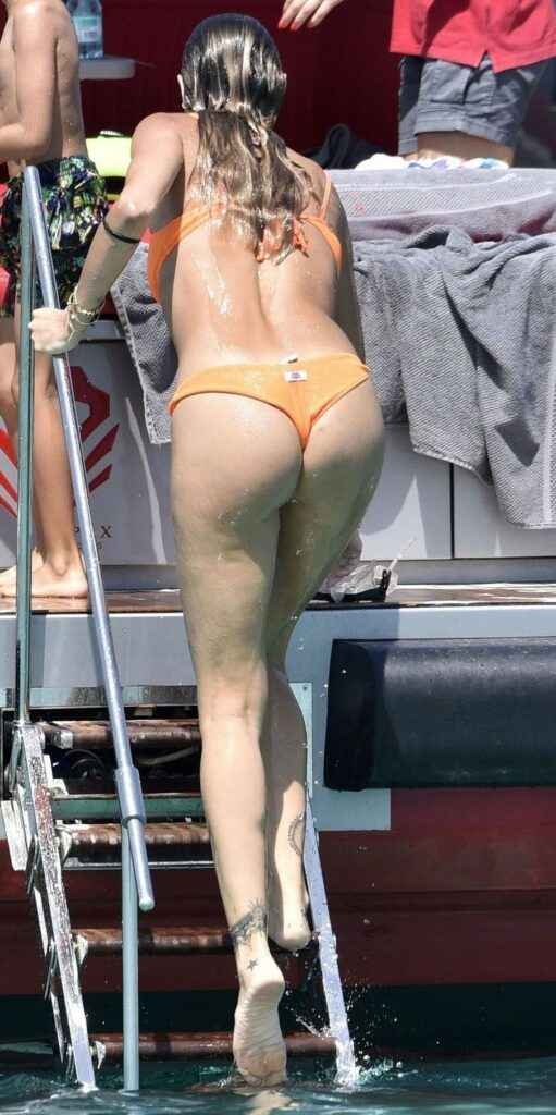 Melissa Satta avec un bikini orange !