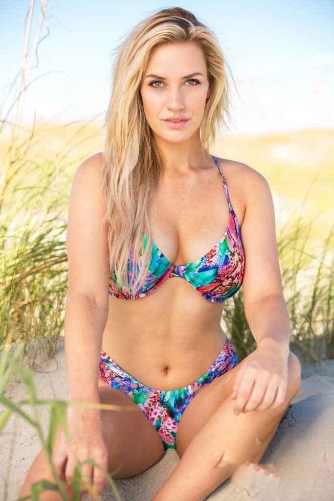 Paige Spiranac avec un bikini sexy