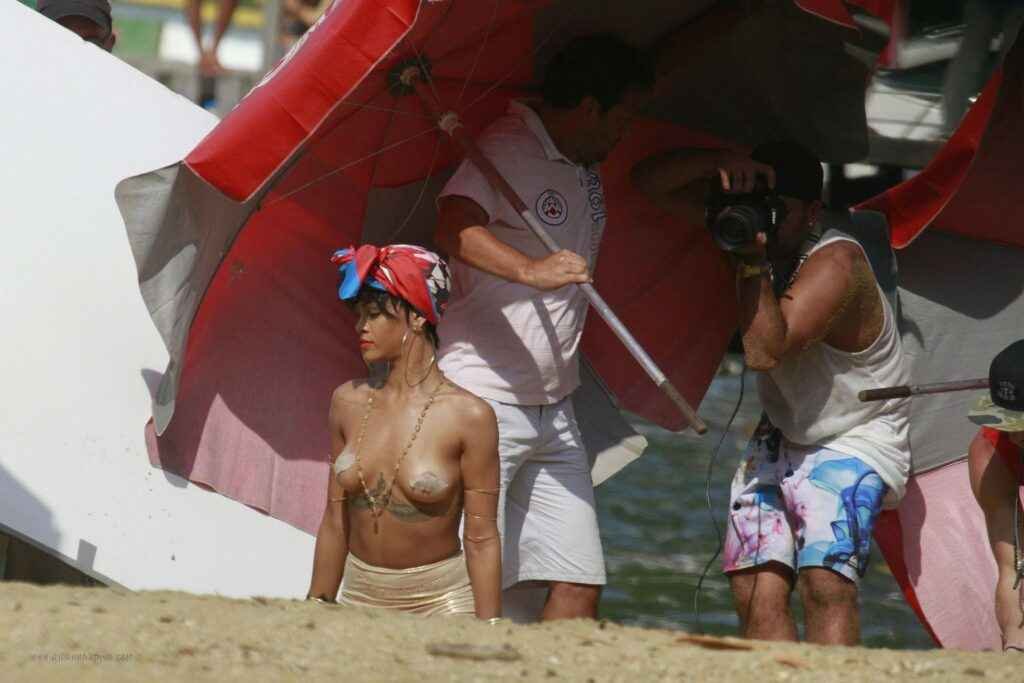 Rihanna montre ses seins !