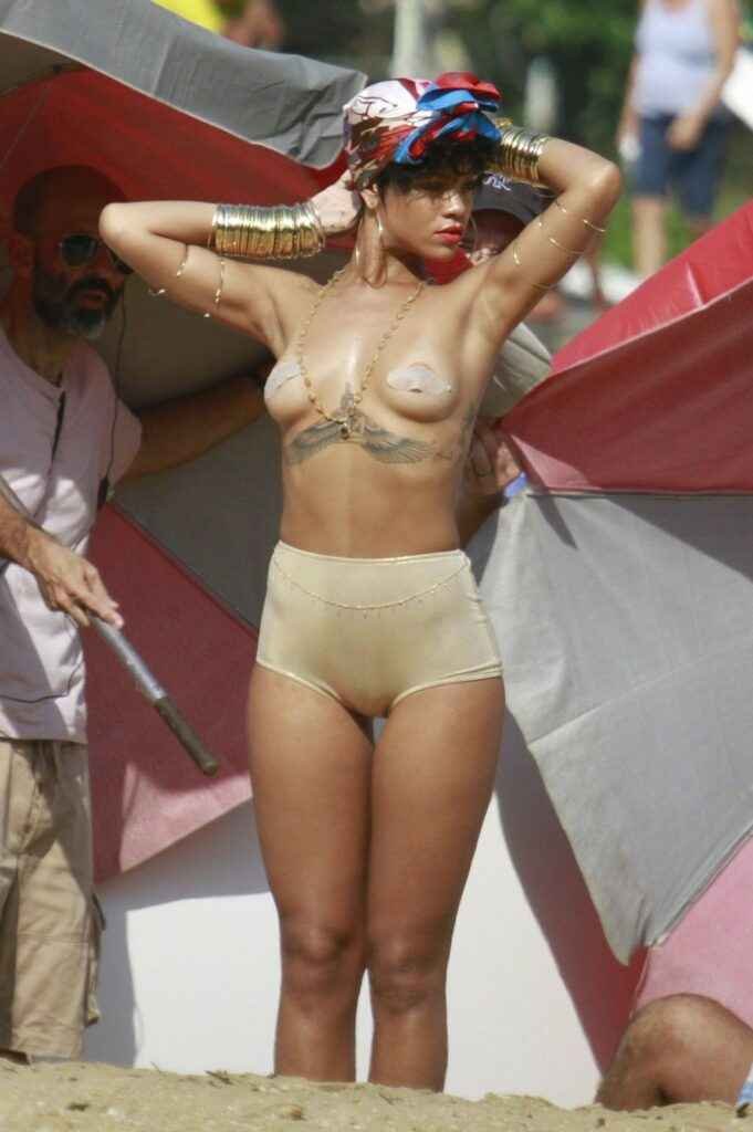 Rihanna montre ses seins !