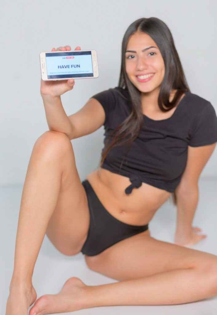 Sofia Torres nue avec ses petits seins naturels