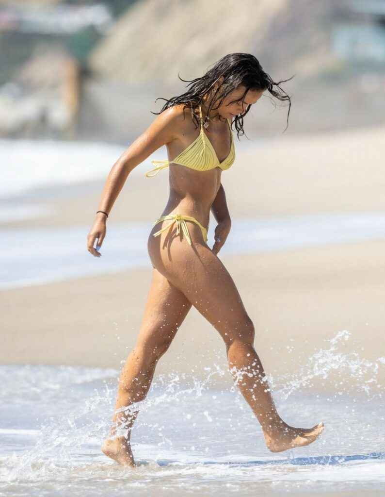 Vanessa Bauer avec un bikini jaune