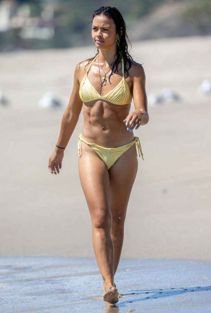 Vanessa Bauer avec un bikini jaune