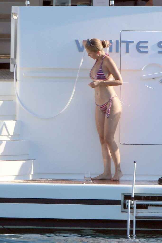 Victoria Swarovski en bikini sur son yacht
