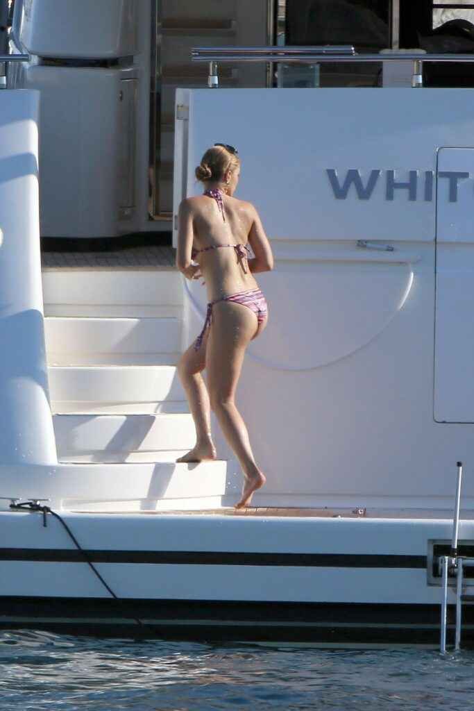 Victoria Swarovski en bikini sur son yacht