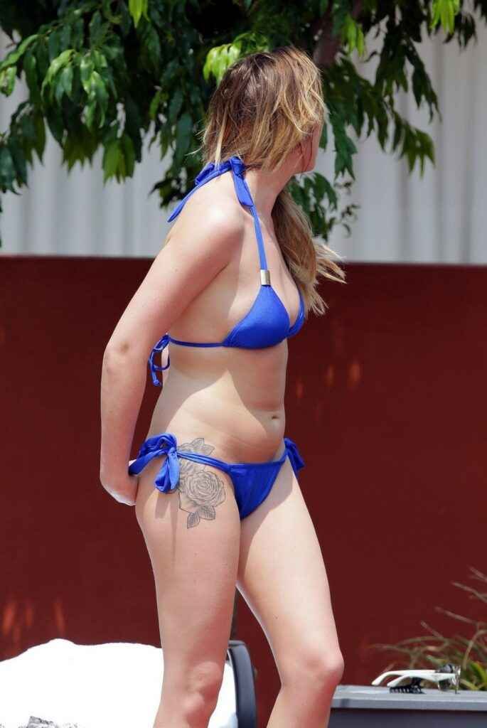 Charlotte Crosby sexy avec un bikini bleu