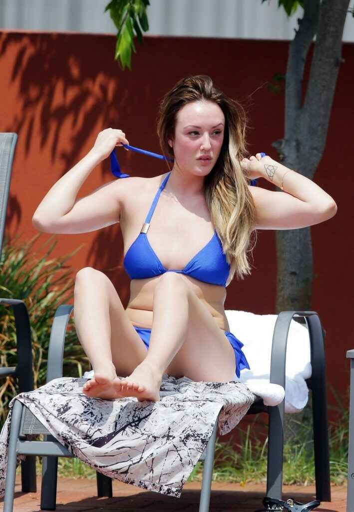 Charlotte Crosby sexy avec un bikini bleu