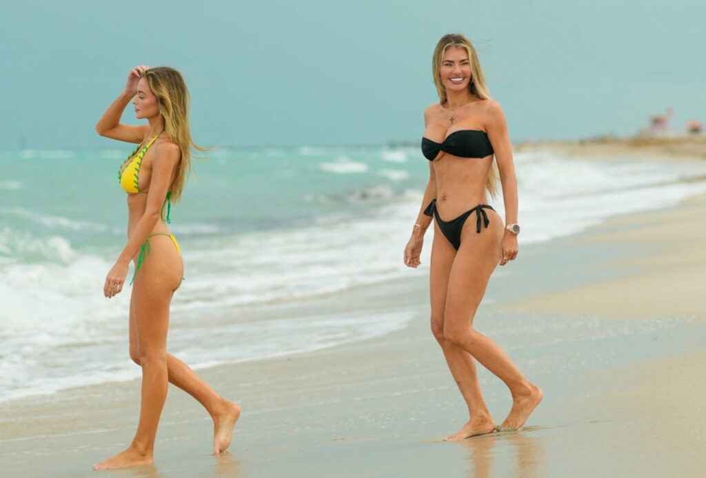 Chloe Sims et Hannah Palmer en bikini