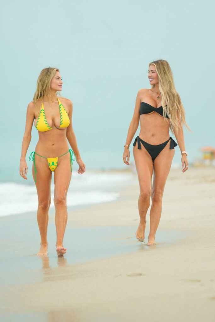 Chloe Sims et Hannah Palmer en bikini