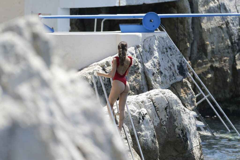 Daniela Lopez Osorio dans un bikini rouge