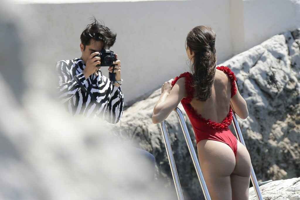 Daniela Lopez Osorio dans un bikini rouge
