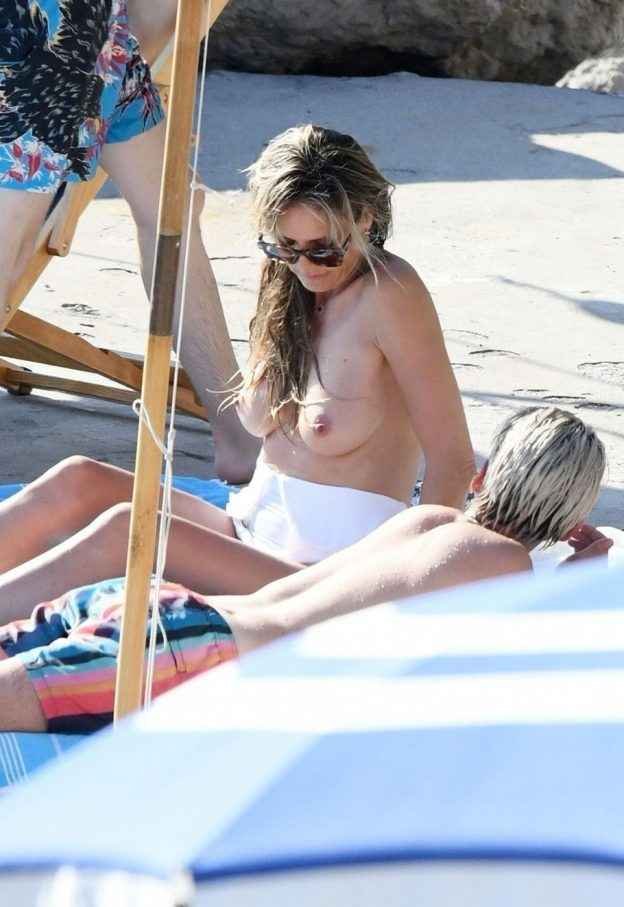 Heidi Klum seins nus sur la plage