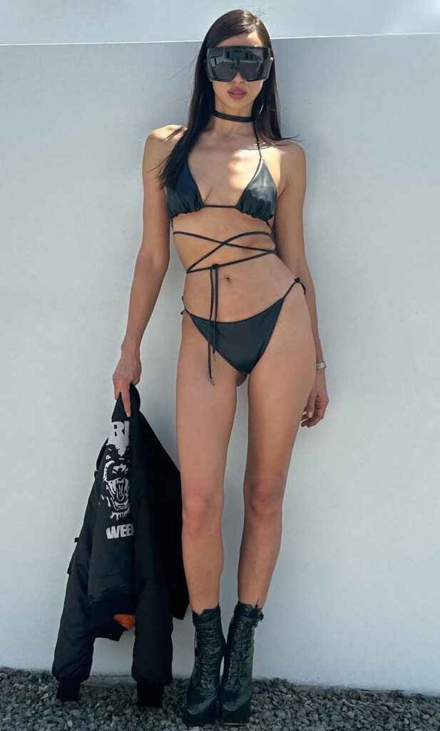 Irina Shayk avec un petit bikini noir