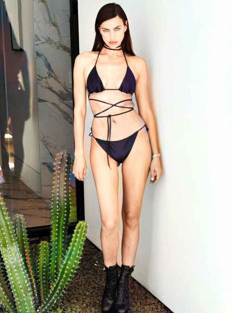 Irina Shayk avec un petit bikini noir