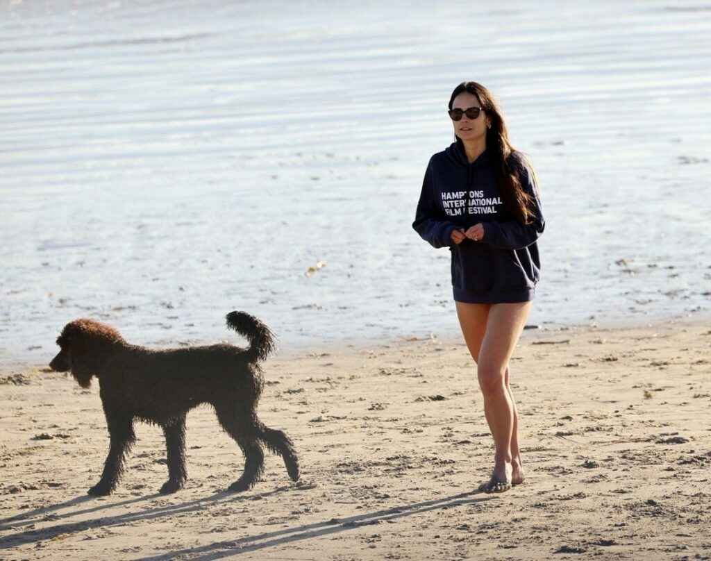 Jordana Brewster se détend sur la plage