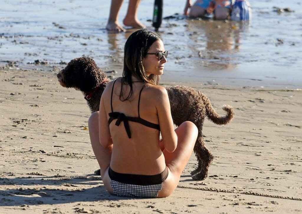 Jordana Brewster se détend sur la plage
