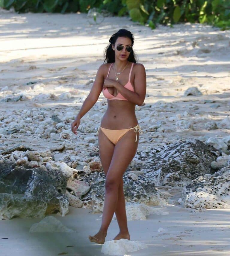 Maya Jama en bikini et ses gros seins naturels !