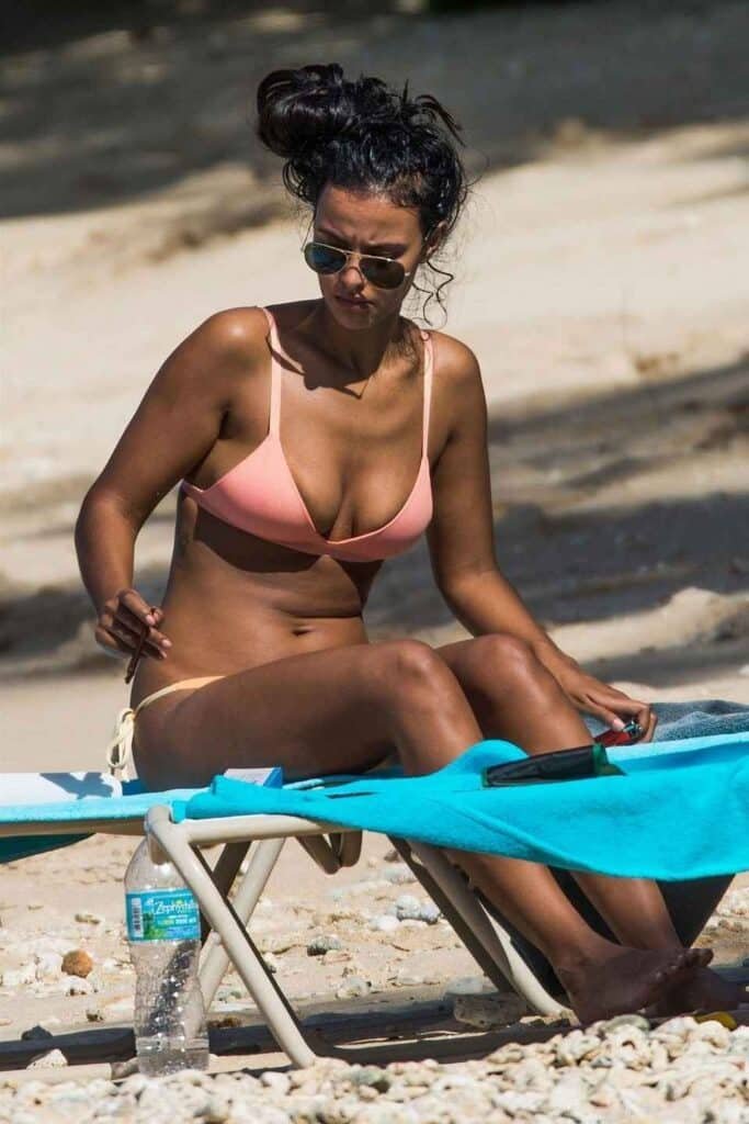 Maya Jama en bikini et ses gros seins naturels !