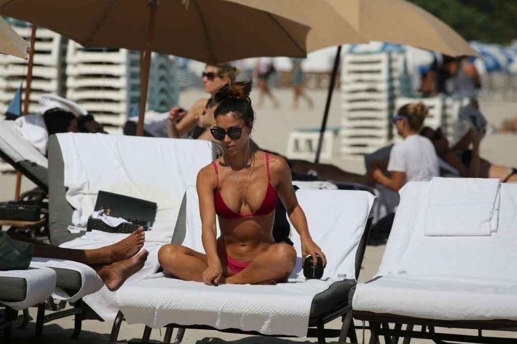 Metisha Schaefer sexy en bikini rouge !