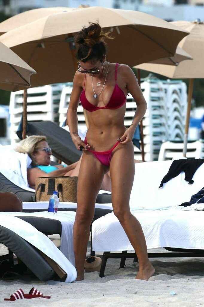 Metisha Schaefer sexy en bikini rouge !