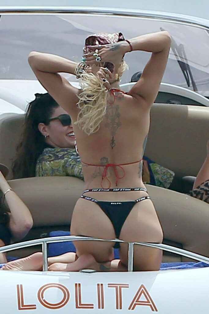 Rita Ora avec un bikini sexy