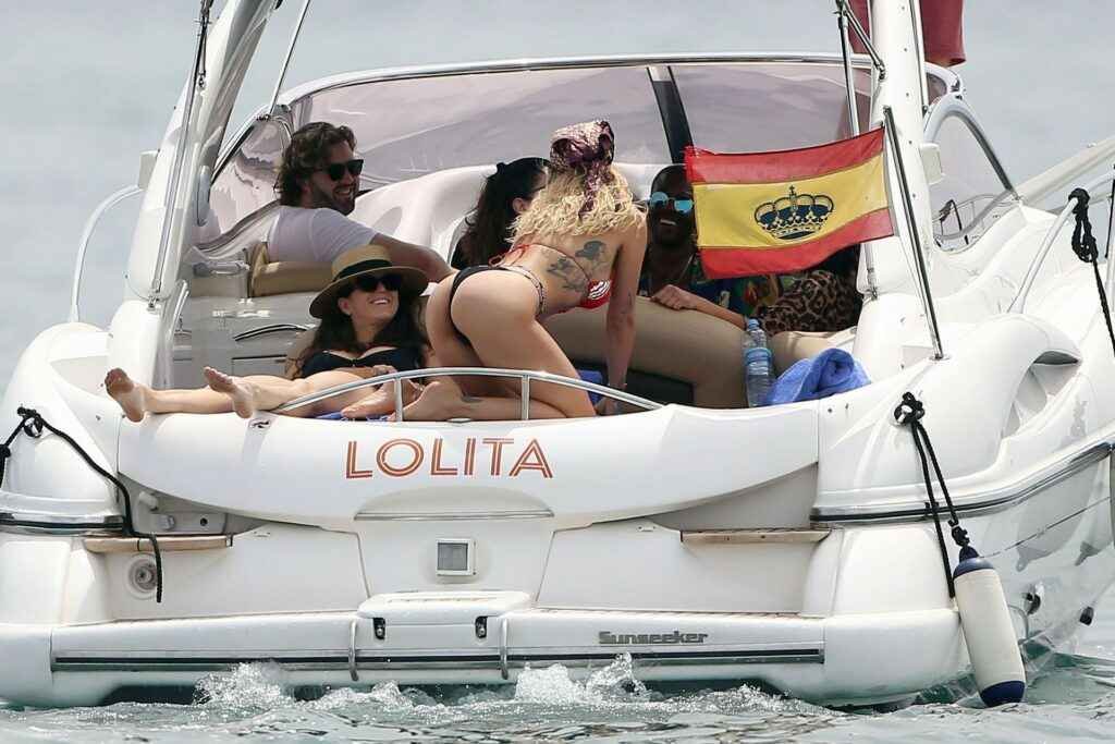 Rita Ora avec un bikini sexy