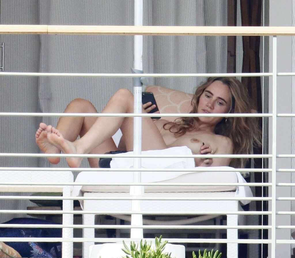 Suki Waterhouse seins nus sur un balcon