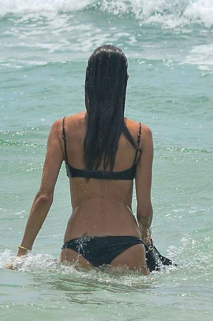 Alessandra Ambrosio sexy en bikini noir