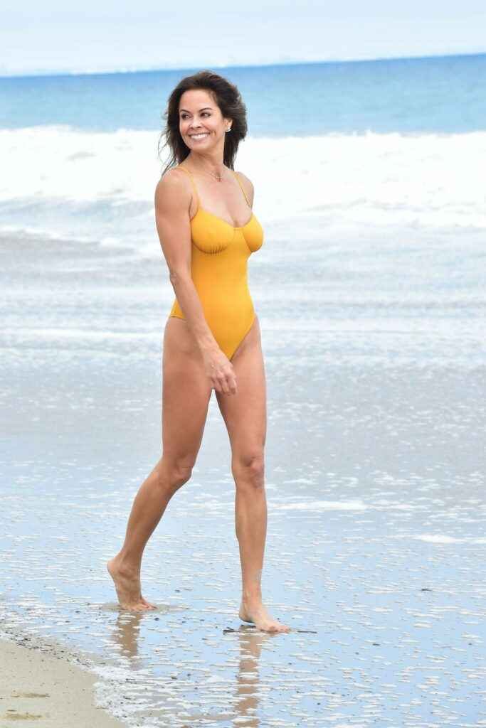 Brooke Burke dans un bikini jaune moutarde