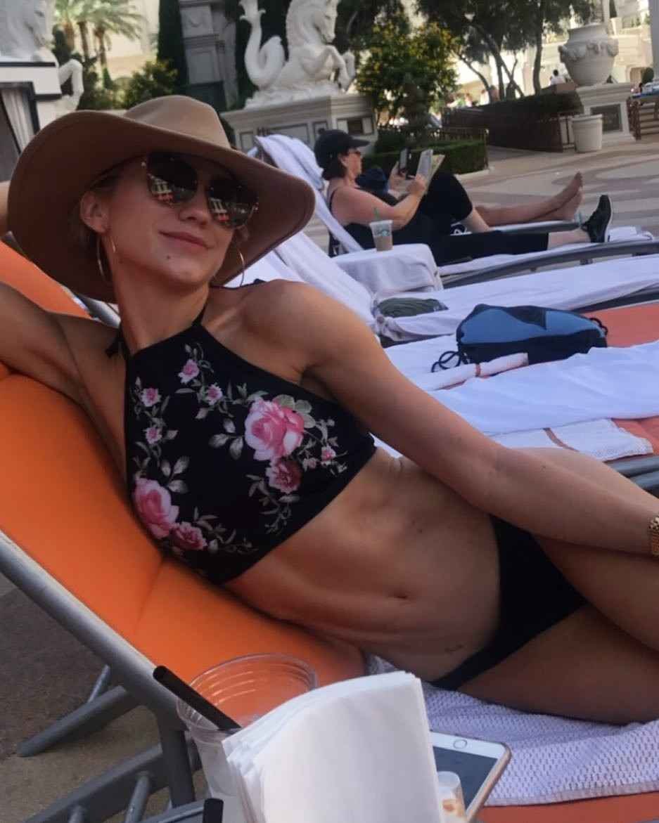 Chelsea Kane sexy à la piscine