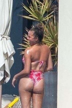 Chrissy Teigen dans un petit bikini sexy